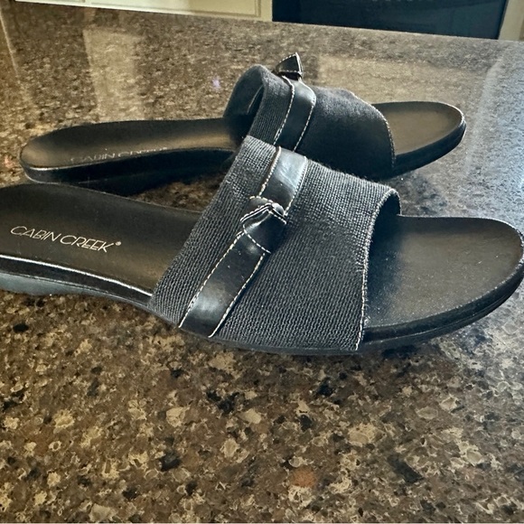 CABIN CREEK, WOMENS, BLACK SLIDE SANDALS. BLACK FABRIC. SIZE 8 1/2M - Picture 2 of 7